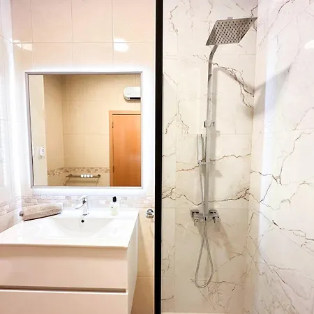 아파트 Modern Ocean, Garden & Pool View By Becherish