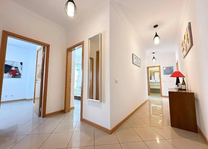 Modern Ocean, Garden & Pool View By Becherish Апартаменти